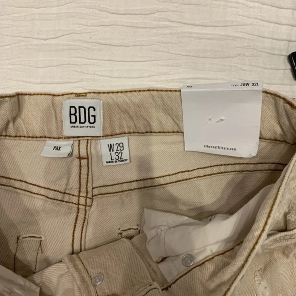 NWT BDG Urban outfitters ripped beige straight leg high waist jeans Pax W29 L32